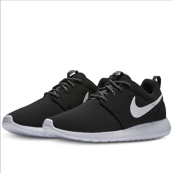 Nike Shoes - Nike Roshe sneakers